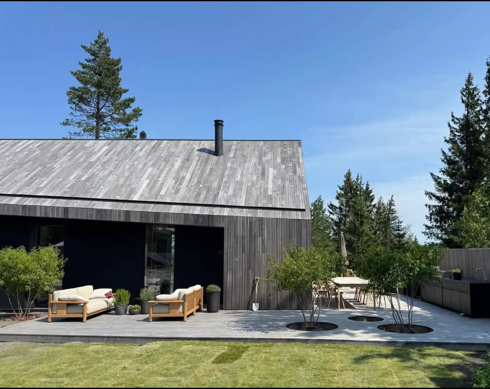 Trebolig med terrasse, hage og store vinduer