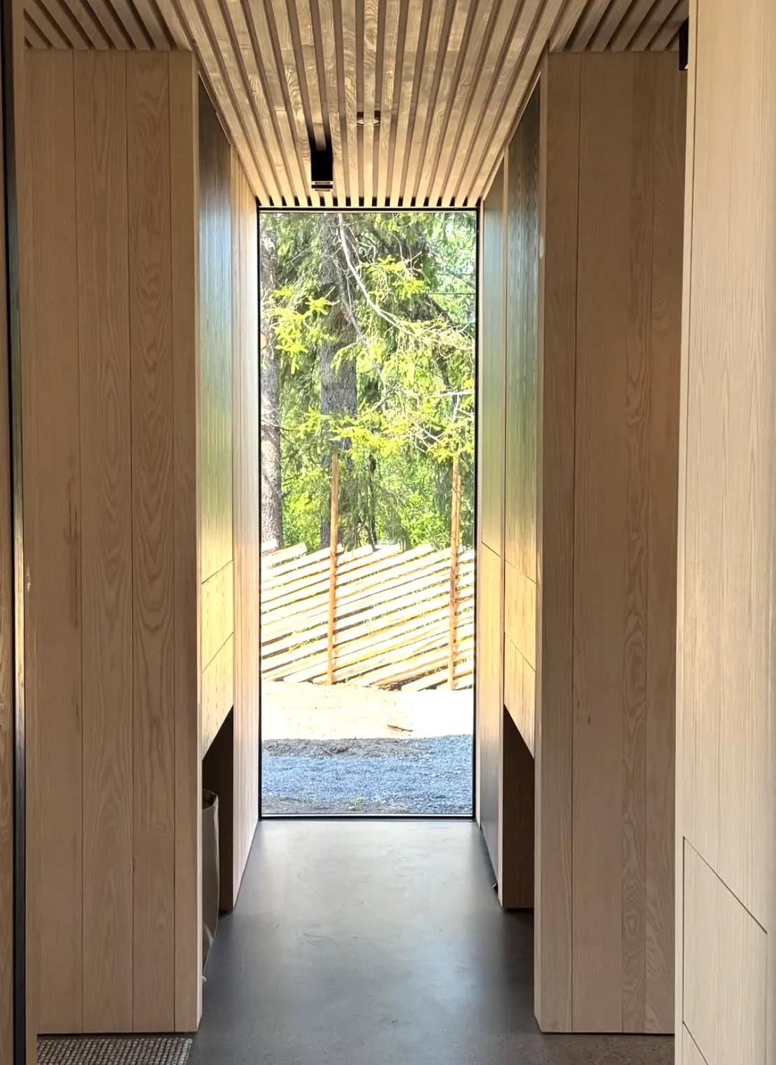 Entré med spilehimling og trepanel